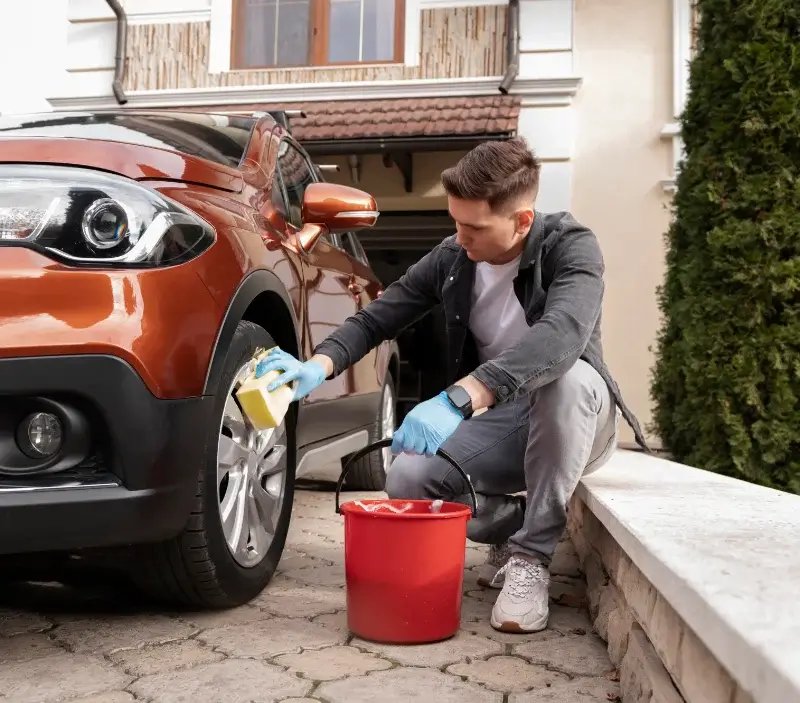 Lavage auto à domicile Cagny : professionnel intervenant sur un véhicule
